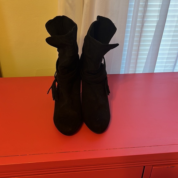 Express faux suede tassel slouchy ankle boot. - Picture 4 of 5